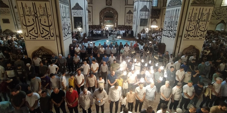 Bursa'da Ulu Cami, bayram namazında doldu