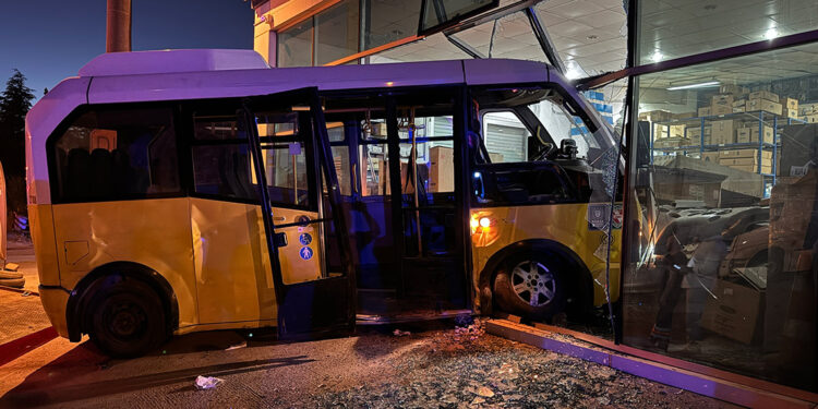 Bursa'da yolcu minibüsü ve otomobil çarpıştı: 10 kişi yaralandı