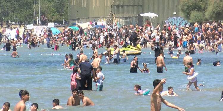 Büyükçekmece ve Menekşe Plajı'nda bayram yoğunluğu
