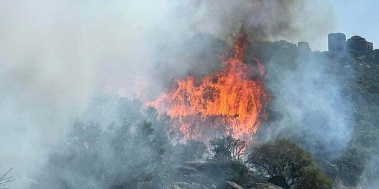 Çanakkale'de makilikte çıkan yangın, antik kente sıçradı