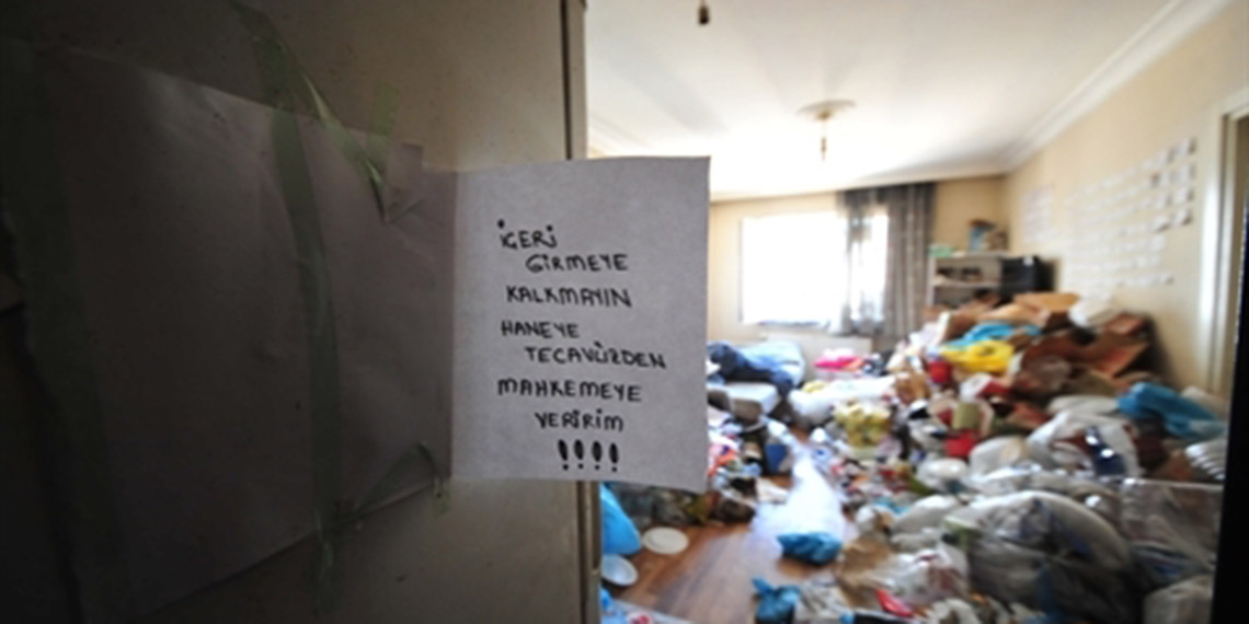 Türkiye'nin günlerce konuştuğu çöp ev davasında 15 yıl hapse çarptırılan Kamuran Pınar A.'ya verilen cezaya, çocuğun annesi Yasemin A. (50) tepki gösterdi. Yasemin A., "O kadın benim çocuğumu öldürmeye teşebbüs etti ve bu suçtan da beraatine karar verildi. Gerekirse İnsan Hakları Mahkemesi'ne gideceğim" dedi.