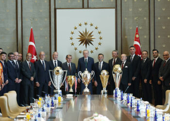 Cumhurbaşkanı Erdoğan Galatasaray heyetini kabul etti