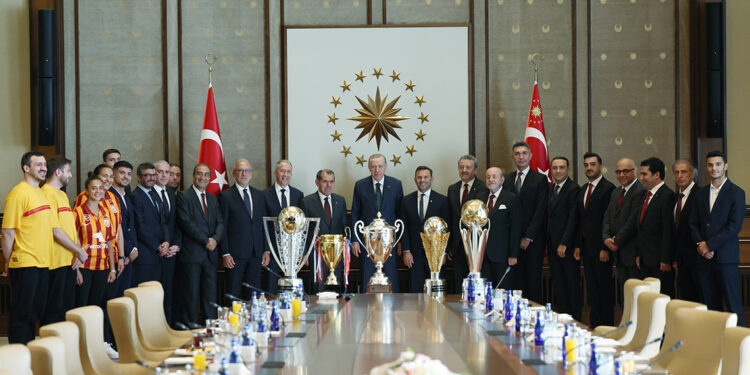Cumhurbaşkanı Erdoğan Galatasaray heyetini kabul etti