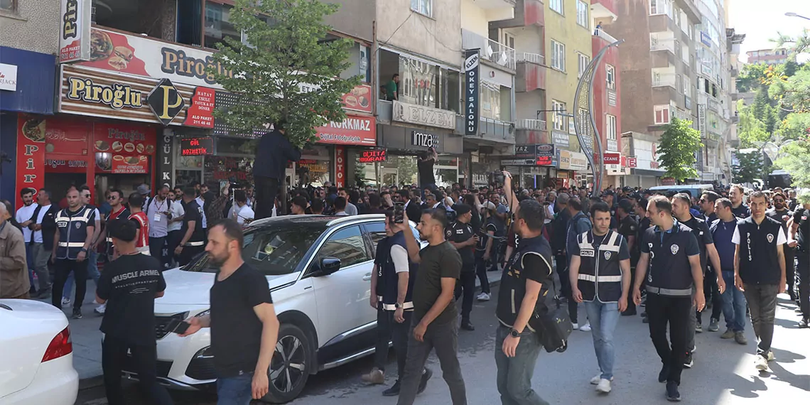 Hakkari belediye başkanı mehmet sıddık akış'ın gözaltına alınmasının ardından hakkari'de polis müdahalesi devam ediyor.