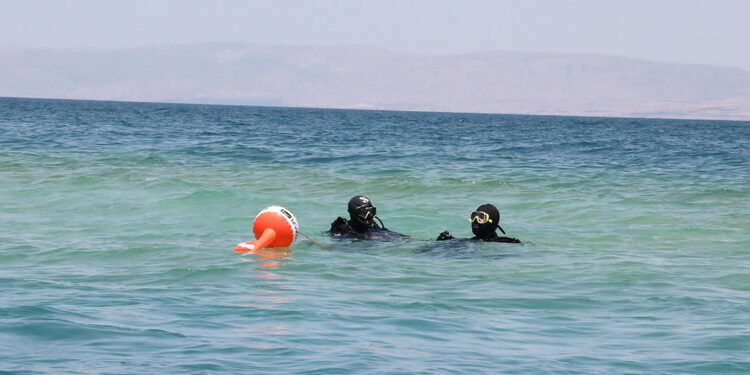 Dalgıçlar, Van Gölü'nde kaybolan Ahmet'i arıyor