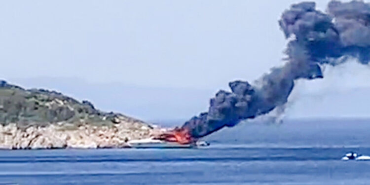 Datça'da seyir halindeki motor yat alev alev yandı