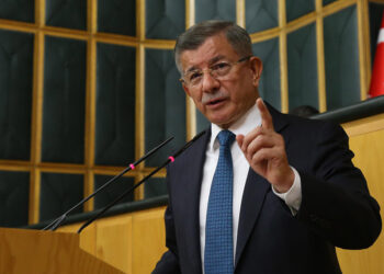 Davutoğlu: Siyasi ahlak yasasını çıkarmadıkça düzelemezsiniz