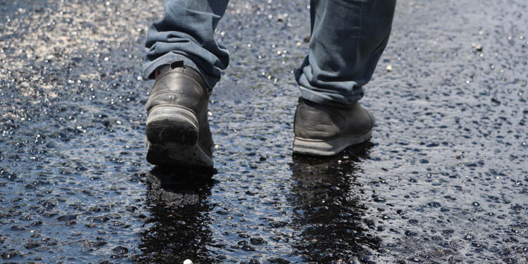 Hava sıcaklığı nedeniyle asfalt eridi