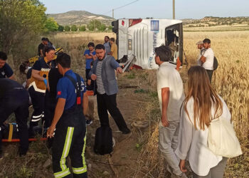 Denizli'de yolcu otobüsü devrildi: 12 yaralı