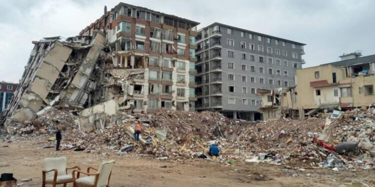 Depremde 140 kişinin öldüğü binada kaçak asma kat yapılmış