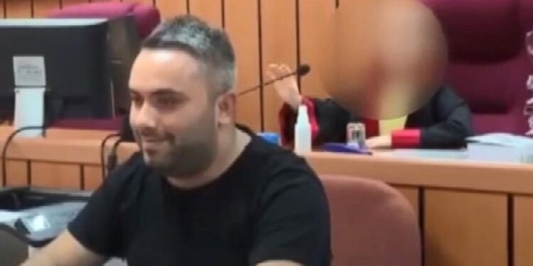 Dolandırıcılıktan yargılanan zabıt katibi hakim karşısında