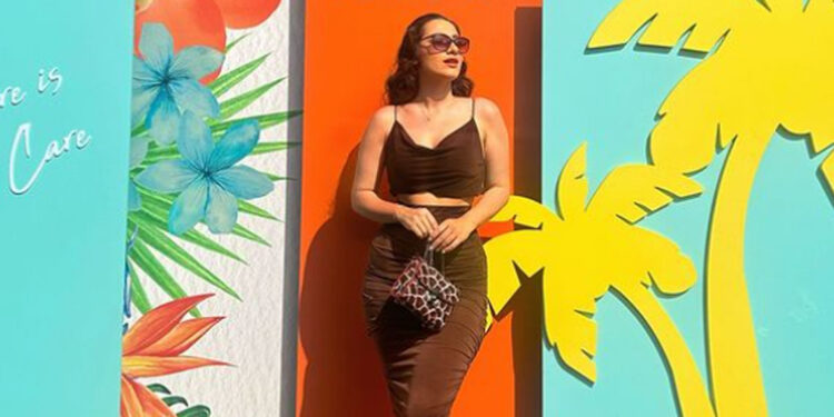 Elif Eleskovic'den yaz ışıltısı