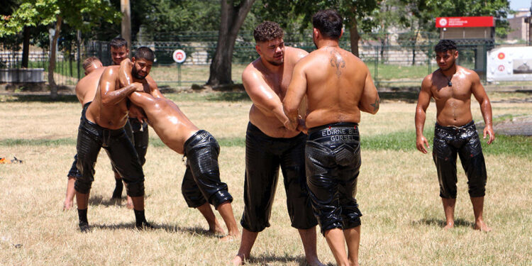 Edirneli pehlivarlar, 35 derece sıcakta Kırkpınar'a hazırlanıyor