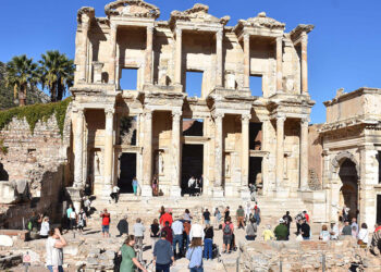Efes Antik Kenti bayramda 129 bin kişiyi ağırladı