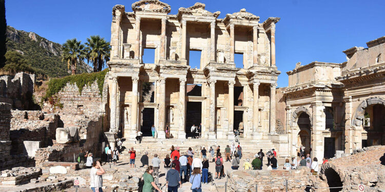 Efes Antik Kenti bayramda 129 bin kişiyi ağırladı