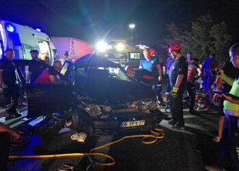 Emniyet şeridindeki otomobile başka araç çarptı: 5 yaralı