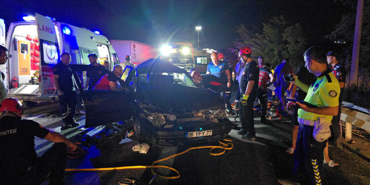 Emniyet şeridindeki otomobile başka araç çarptı: 5 yaralı