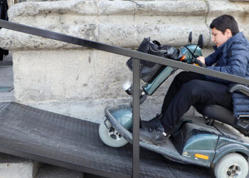 Engelli Alperen için tarihi binaya engelli rampası yapıldı
