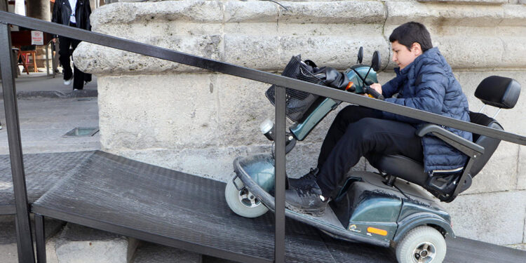 Engelli Alperen için tarihi binaya engelli rampası yapıldı