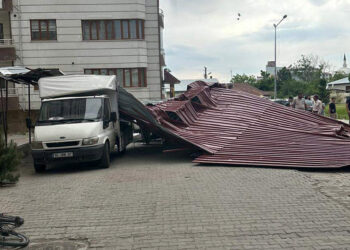 Erciş'te fırtına çatıları uçurdu