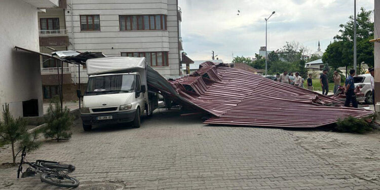 Erciş'te fırtına çatıları uçurdu