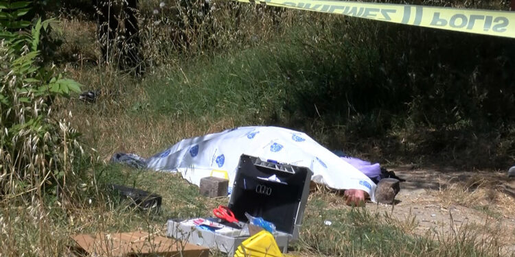 Esenyurt'ta boş arazide kadın cesedi bulundu