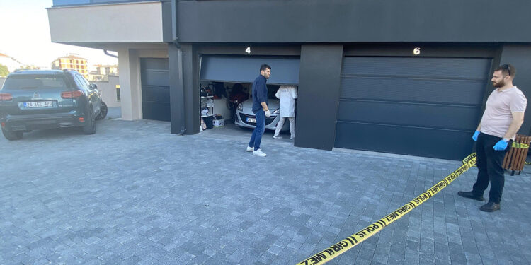 Eşini ve üvey kızını tabancayla öldürüp intihar etti