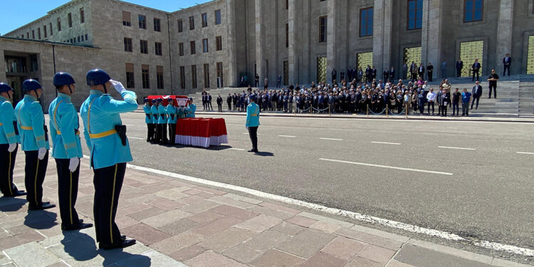 Eski Dışişleri Bakanı Yaşar Yakış için Meclis'te tören