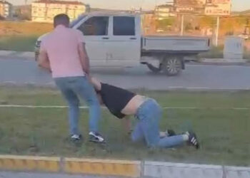 Eski eşini yerde sürükledi