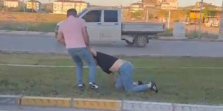 Eski eşini yerde sürükledi