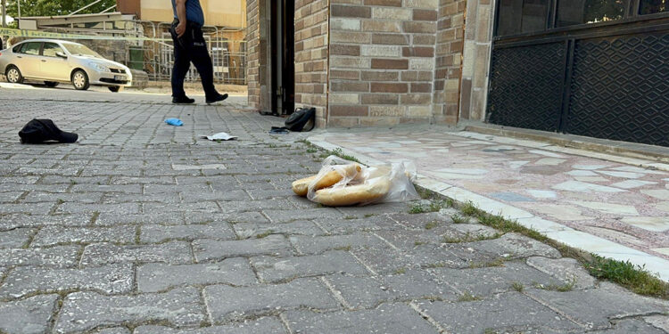 Eski sevgilisini evinin önünde öldürüp, intihara kalkıştı