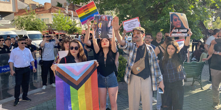 Eskişehir'de LGBT eyleminde gözaltına alınan 4 kişi serbest