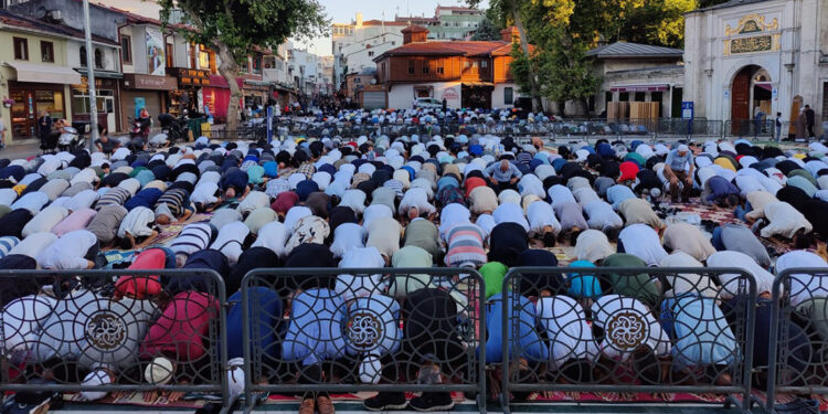 Eyüpsultan ve Çamlıca Camii'nde Kurban Bayramı namazı kılındı