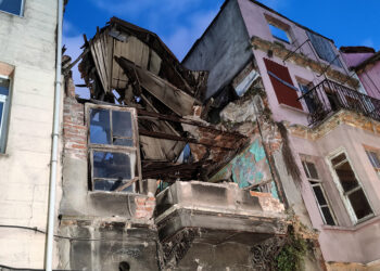 Fatih'te 2 katlı tarihi bina kısmen çöktü
