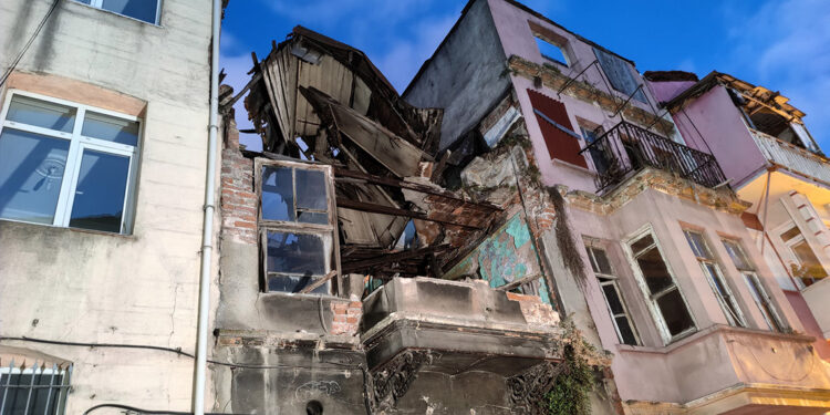 Fatih'te 2 katlı tarihi bina kısmen çöktü