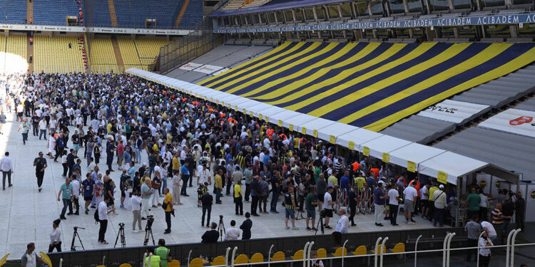 Fenerbahçe'de başkanlık seçimi için oy verme işlemi başladı 