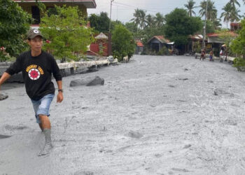 Filipinler'de volkanik patlama; nehirden çamur ve kül aktı