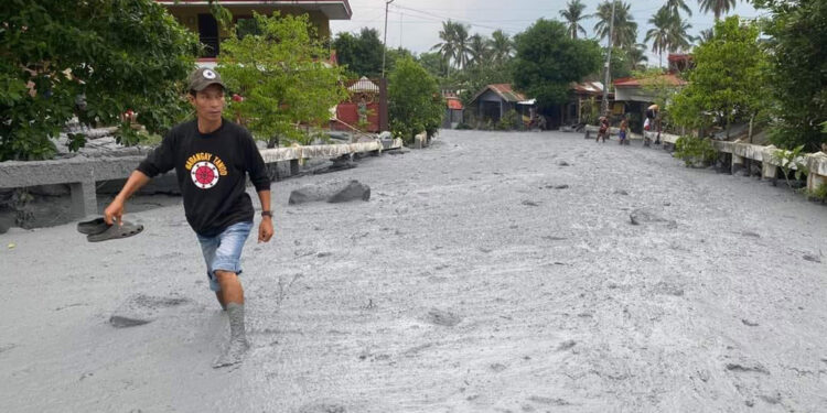 Filipinler'de volkanik patlama; nehirden çamur ve kül aktı