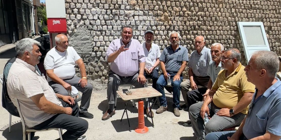 CHP Niğde Milletvekili Ömer Fethi Gürer, emeklilerle sohbet etti. Emekliler, "İktidar bize bayramı dar etti. Etten vazgeçtik. Çay içmeyi dahi sınırladık." diyerek dert yandılar.