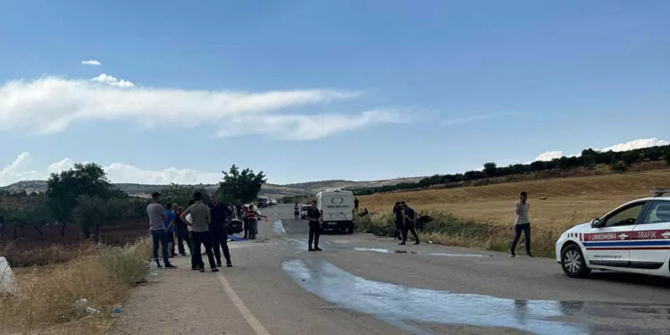 Gaziantep'te otomobil ile minibüs çarpıştı: 1 ölü, 5 yaralı