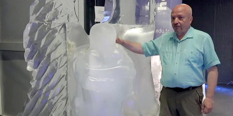 Gazze'de katledilen çocuklar, melek formunda buz işlendi