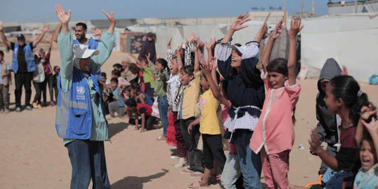 Gazzeli çocuklar bayramın ilk gününde oyunlar oynadı