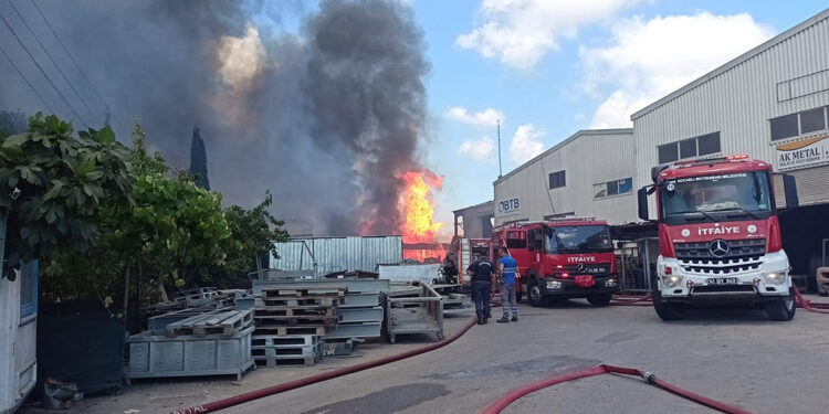 Gebze'de boya fabrikasında yangın