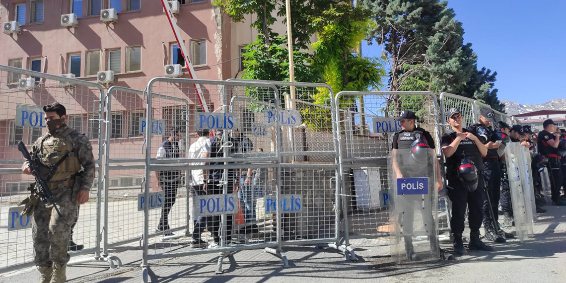 Görevden alınan Mehmet Sıddık Akış hakim karşısında