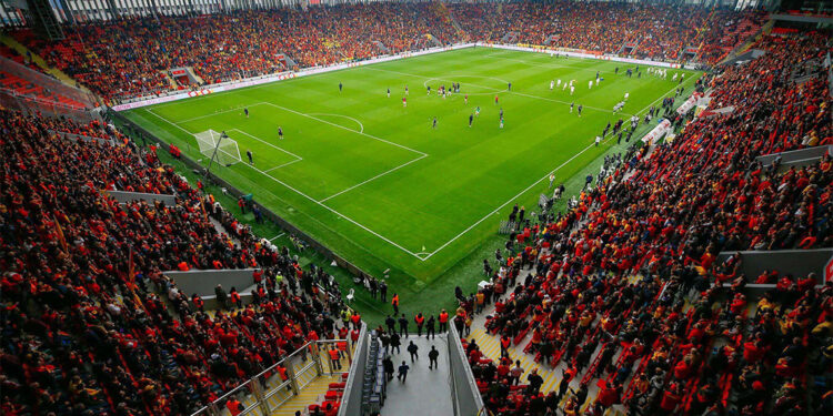 Göztepe'nin taraftarı kombine bilete hücum etti