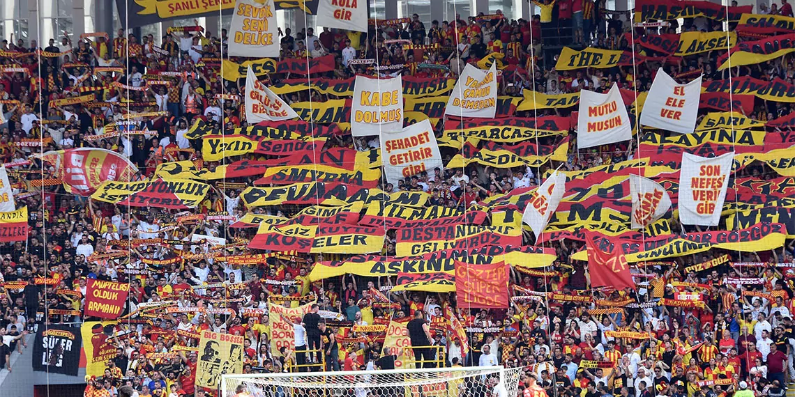 Süper lig'e dönen göztepe'nin taraftarı sezon öncesi satışa çıkan 16 bin kombine bilete adeta hücum edip kısa sürede tamamını satın aldı.