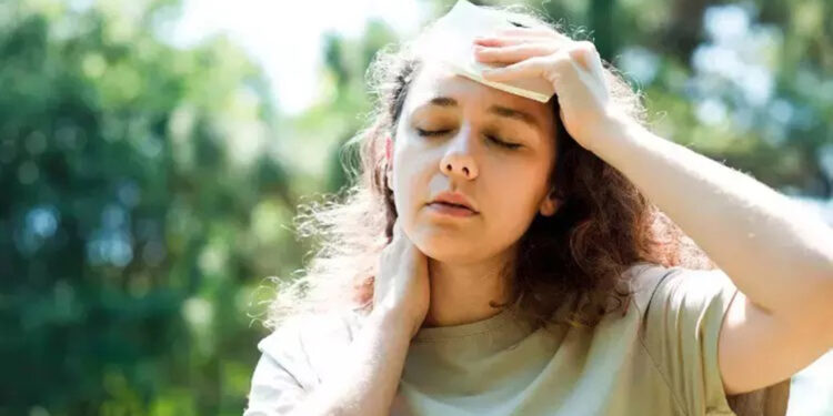 Güneşe uzun süre maruz kalmak, sıcak çarpmasını tetikleyebilir