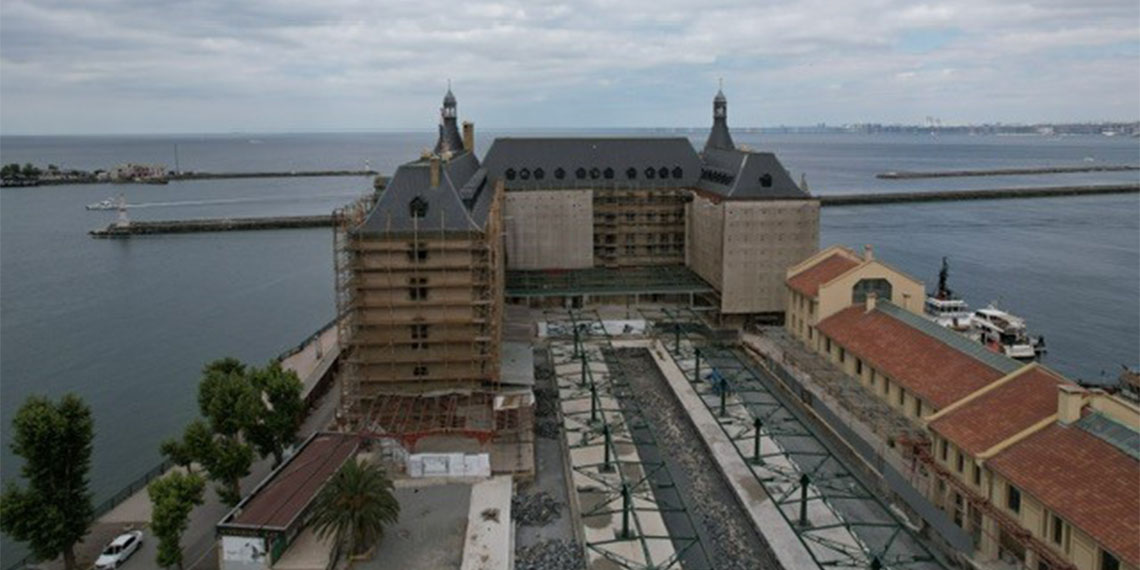 İstanbul’un tarihi simgelerinden olan ve yangında hasar gördüğü için 2016 yılında restorasyon çalışmalarına başlanan Haydarpaşa Garı'nda, binanın çevresine kaplayan örtünün bir kısmı kaldırıldı. Restorasyonun devam ettiği Haydarpaşa Garı'nın yeni hali dron ile görüntülendi.