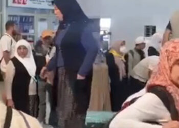 Hacıların bagaj çilesi; bagaj bandına çıkıp valizlerini aradılar