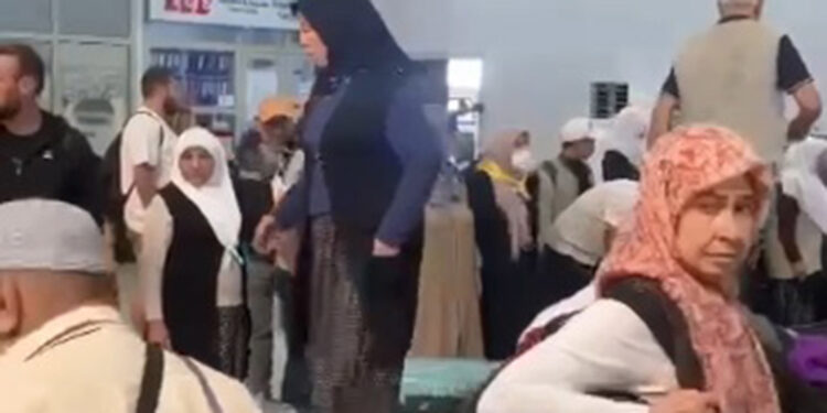 Hacıların bagaj çilesi; bagaj bandına çıkıp valizlerini aradılar